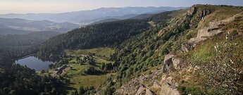 Blick entlang des Vogesenhauptkamms mit steil abfallenden Klippen