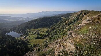 Blick entlang des Vogesenhauptkamms mit steil abfallenden Klippen