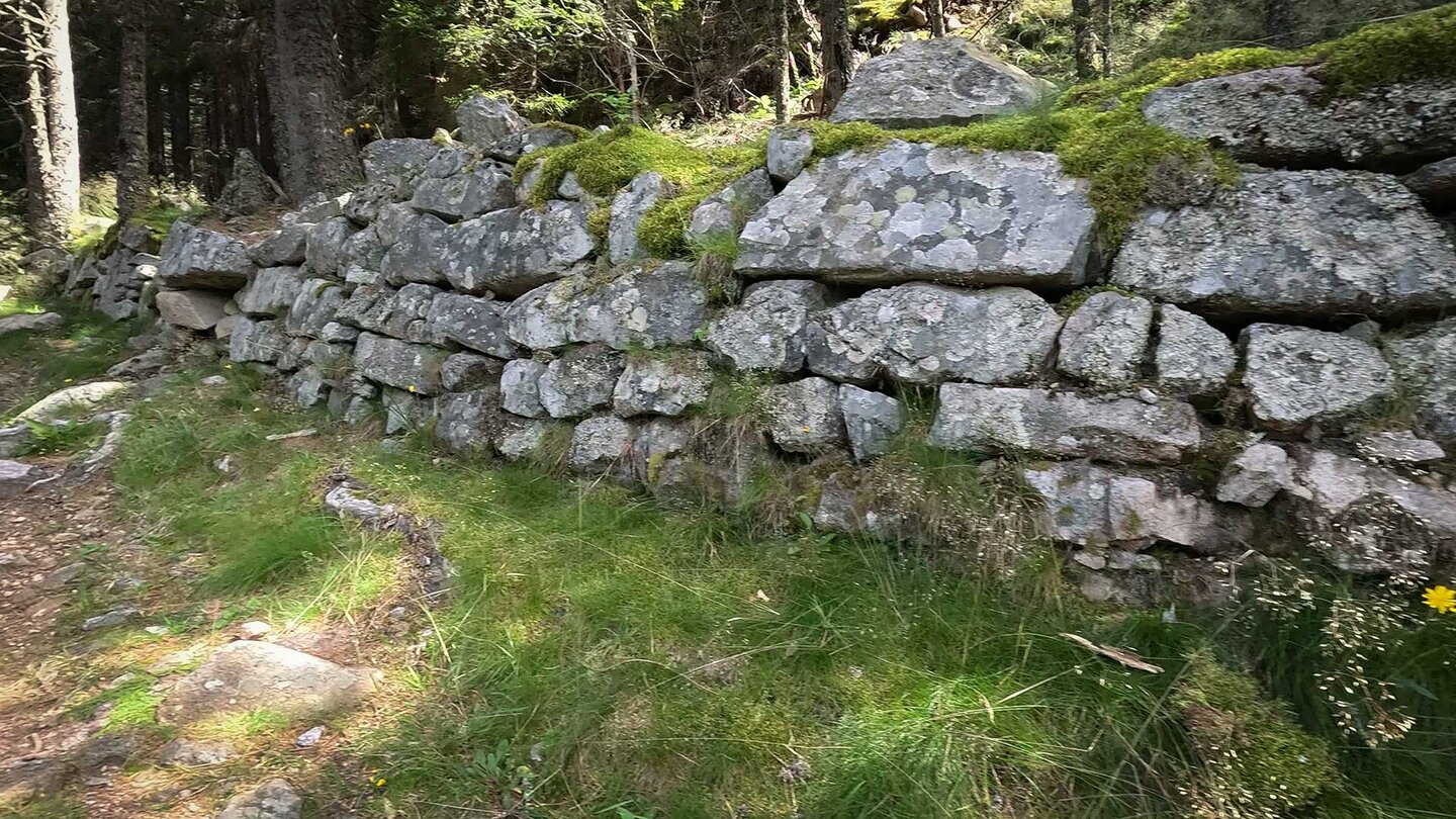 Steinmauer am Wanderweg