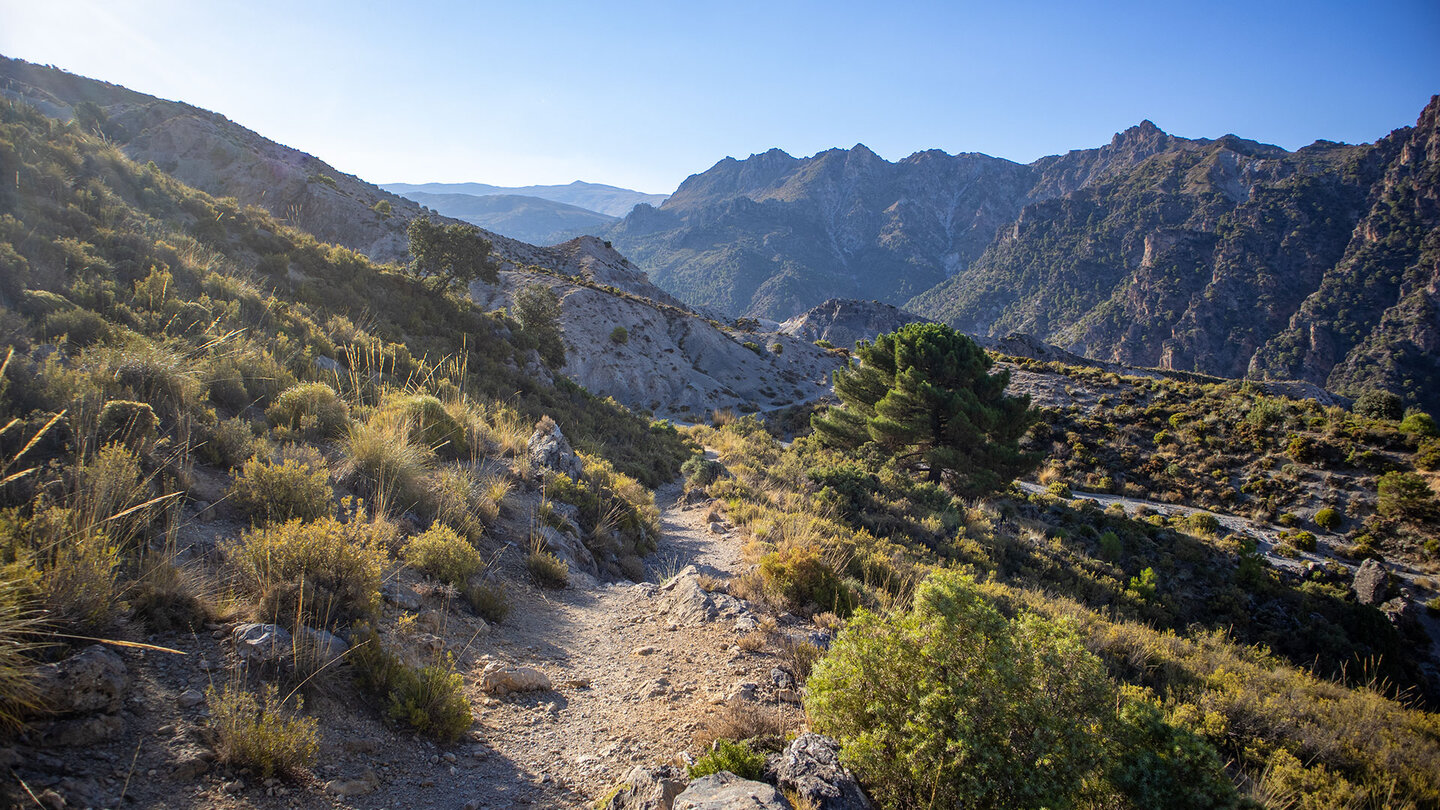 Bergpanorama der Sierra Nevada beim Río Dilar