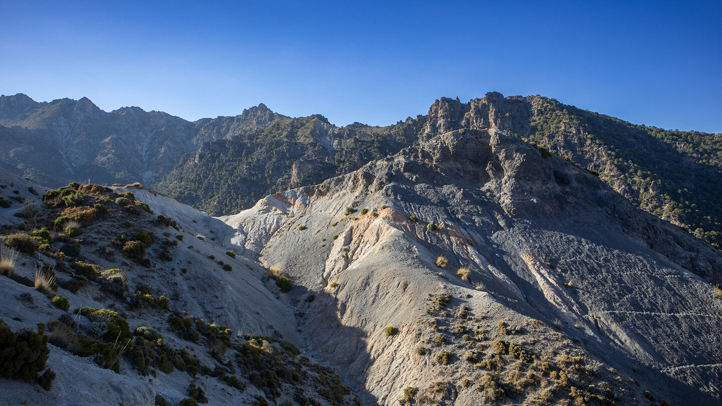 erodierte Sandflächen vor den Berggipfeln der Sierra Nevada