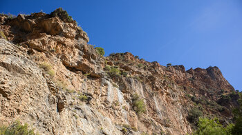 Felswände oberhalb der Wanderrpute durchs Dilar-Tal