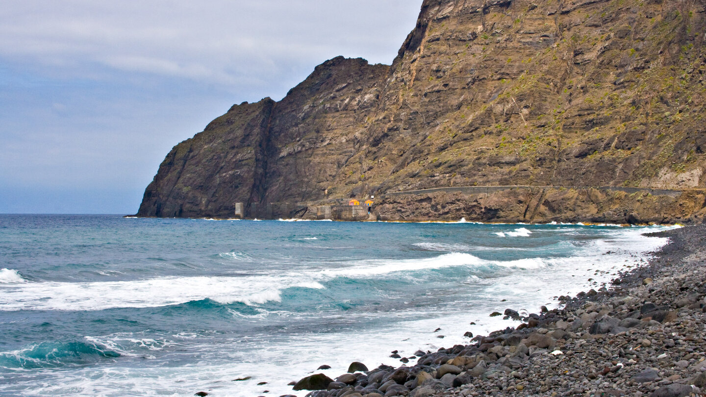 Blick entlang des Strands Playa de Hermigua auf La Gomera