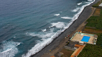 Blick über den Strand Playa de Hermigua auf La Gomera