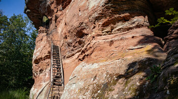 über eine Treppe erreicht man das Felsplateau auf dem Zigeunerfels