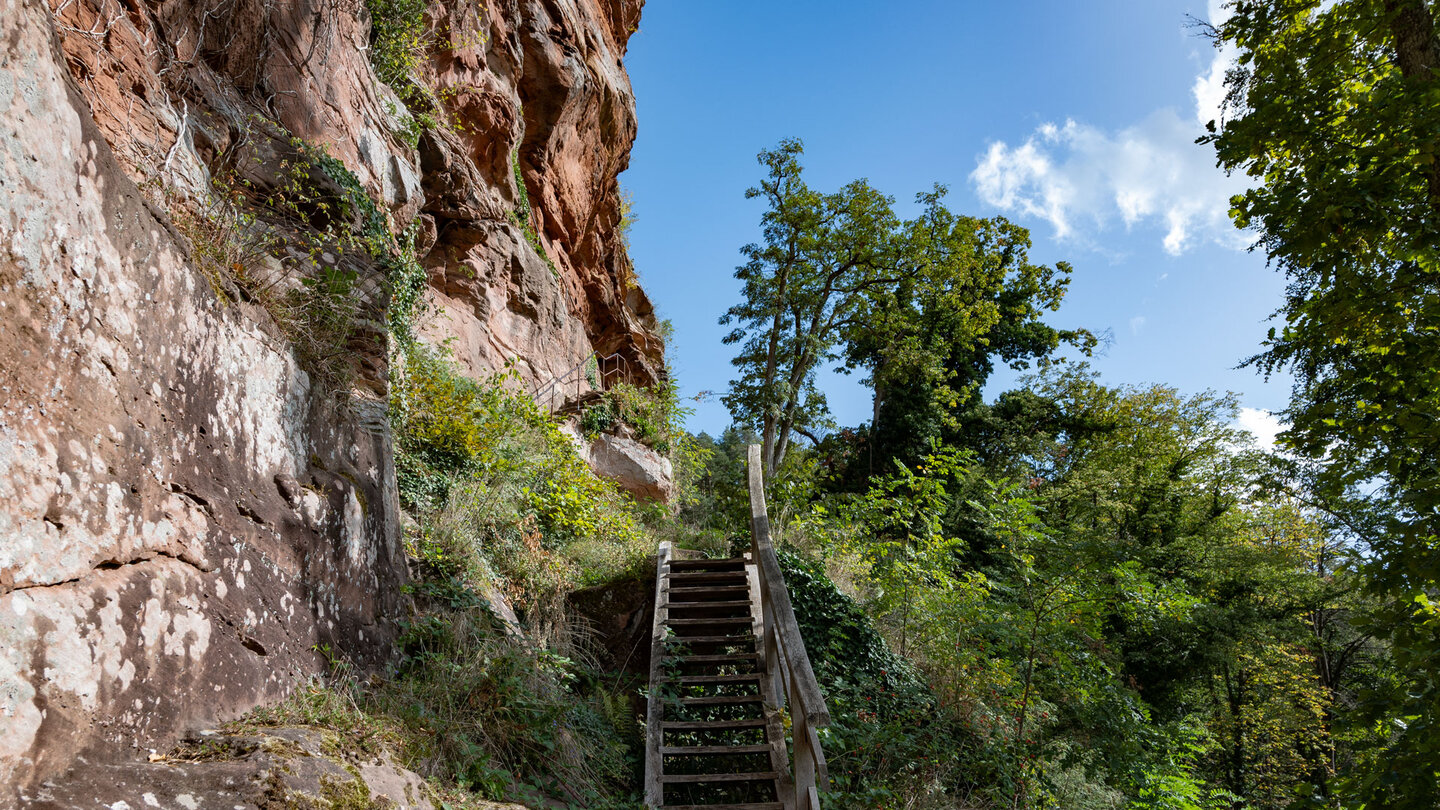 Wanderroute am Fuß des Burgfelsens der Ruine Wasigenstein