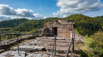 die Aussichtsplattform der Ruine Wasigenstein über den Baumwipfeln