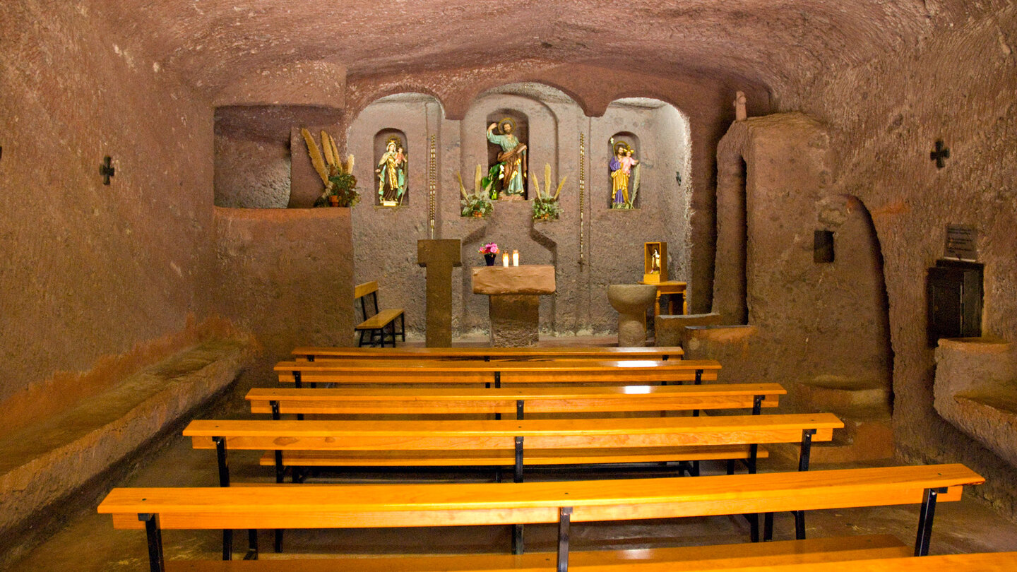 das Innere der in Fels gehauenen Kirche bei den Cuevas Bermejas auf Gran Canaria