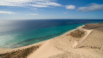 Blick über die Dünen auf den Atlantik an der Playa de Sotavento auf Fuerteventura