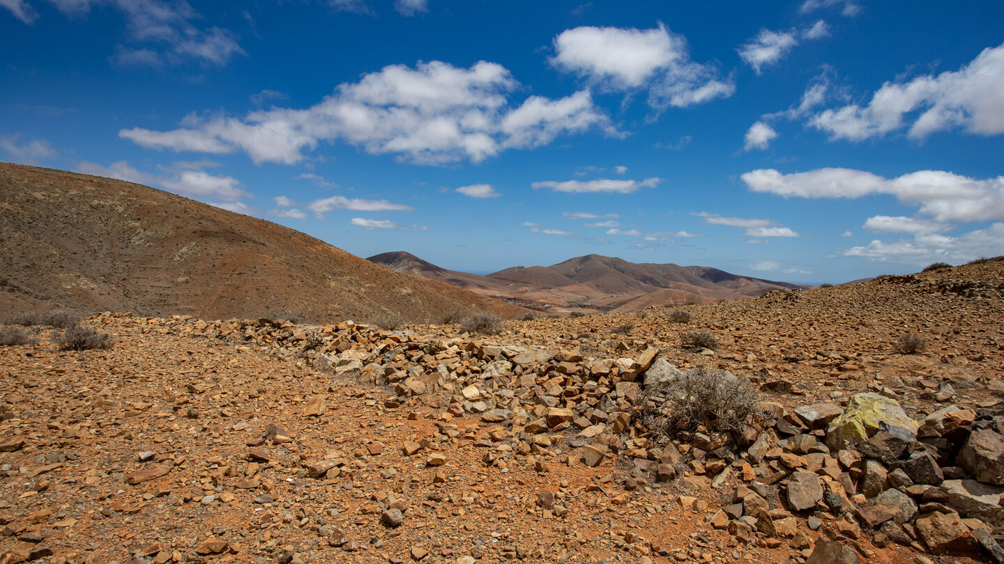 zusammengefallene Steinmauer am Grandillos-Pass