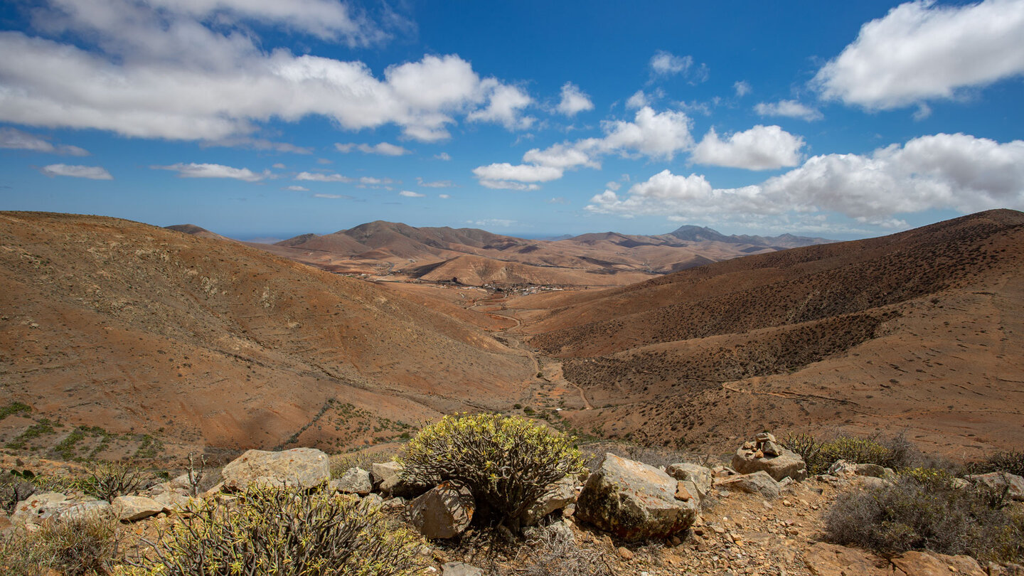 Ausblick vom Aufstiegspfad zur Gipfelkette aus das Örtchen Toto