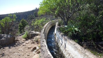 wandern am Canal Aguas del Sur durch die Berglandschaften Teneriffas