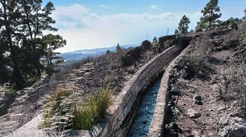 Canal Aguas del Sur am Wanderweg zum El Contador