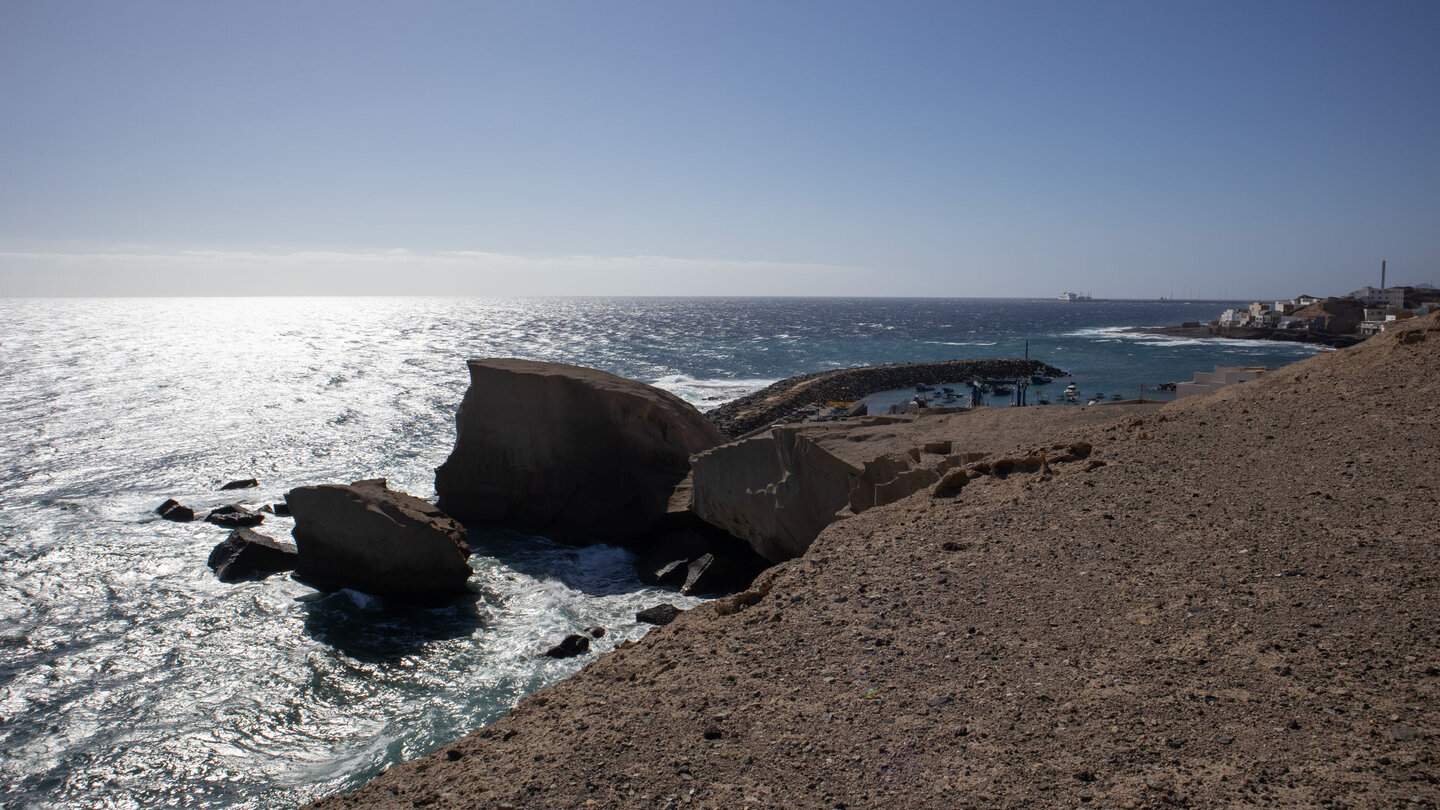 Ausblick auf den Fischerhafen von San Miguel de Tajao