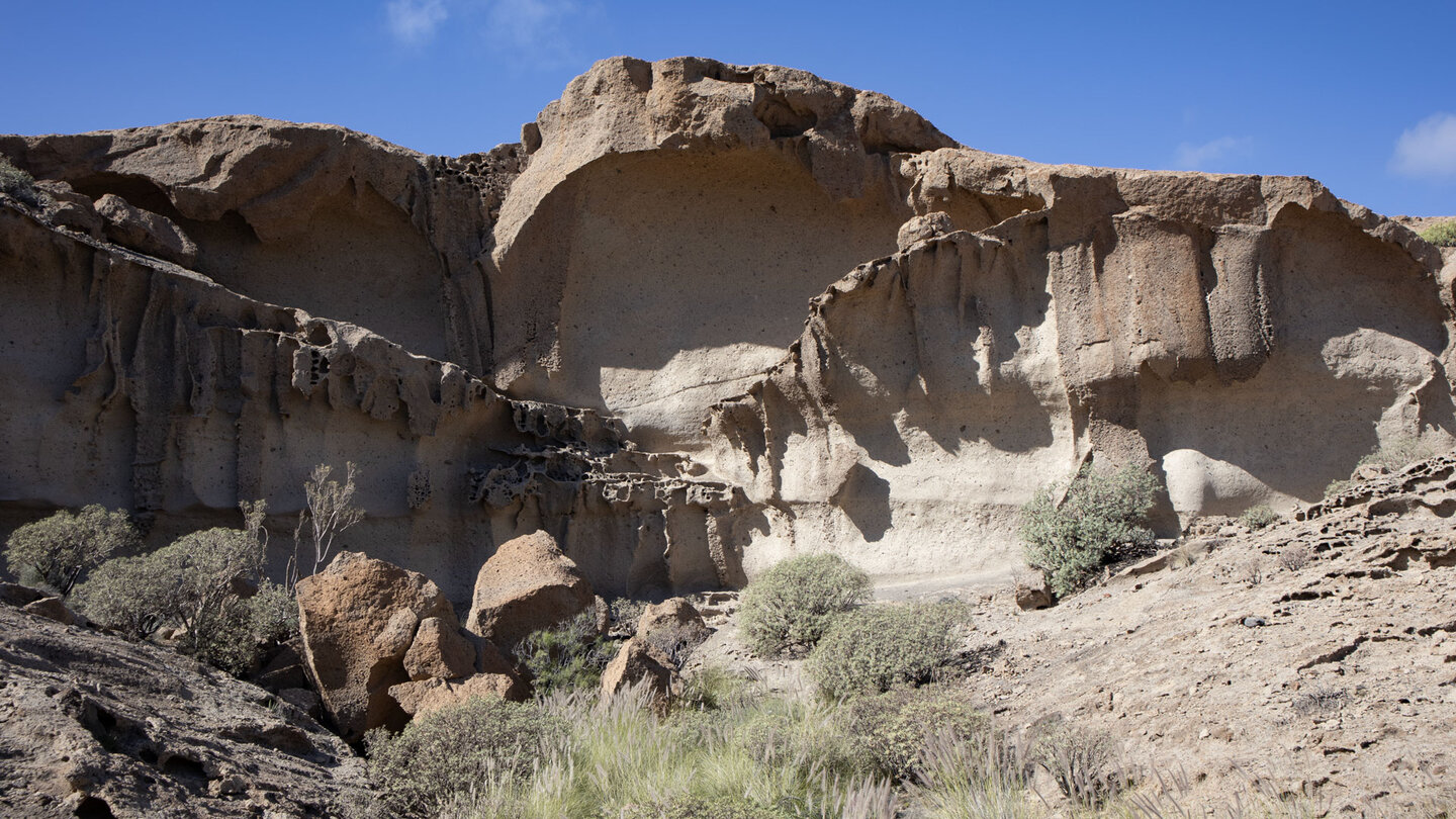 durch Erosion von Wind und Wasser gezeichnetes Gestein