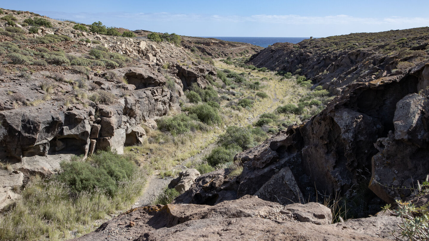 Blick zum Mündungsbereich des Barranco am Meer