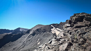 Abstiegspfad am Kessel des Pico del Veleta mit Ausblick Tajos de Veleta- Nationalpark Sierra Nevada