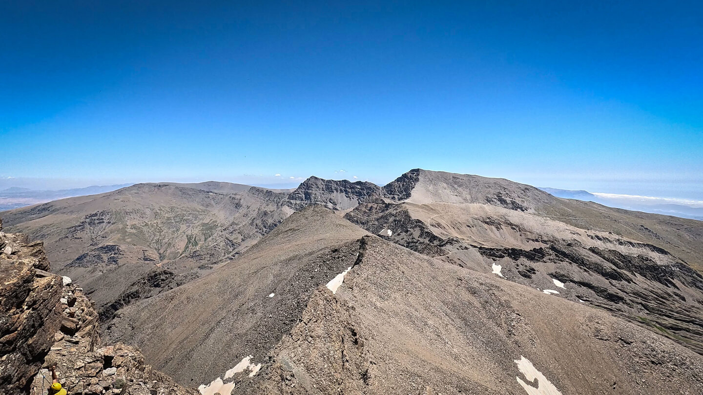 Blick vom Pico del Veleta auf die Hochgebirgslandschaft des Mulhacén in der Sierra Nevada