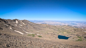 Ausblick auf die Laguna de las Yeguas auf der Veleta Route - Sierra Nevada