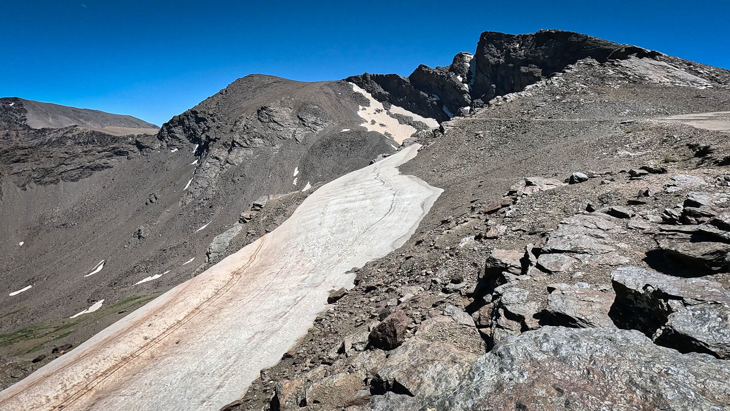 Auf dem Wanderweg an der Piste des GR 420