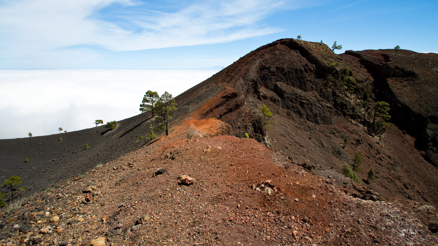 der rötlich gefärbte Krater des Volcan Martin