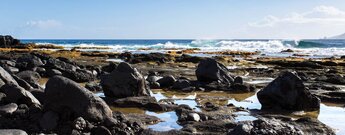 Basaltformationen bei Ebbe an der Playa de Arenas Blancas auf El Hierro