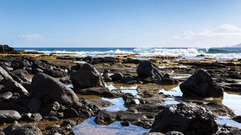 Basaltformationen bei Ebbe an der Playa de Arenas Blancas auf El Hierro