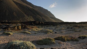 die gewaltigen Vulkanberge im Hintergrund der Playa de Arenas Blancas auf El Hierro