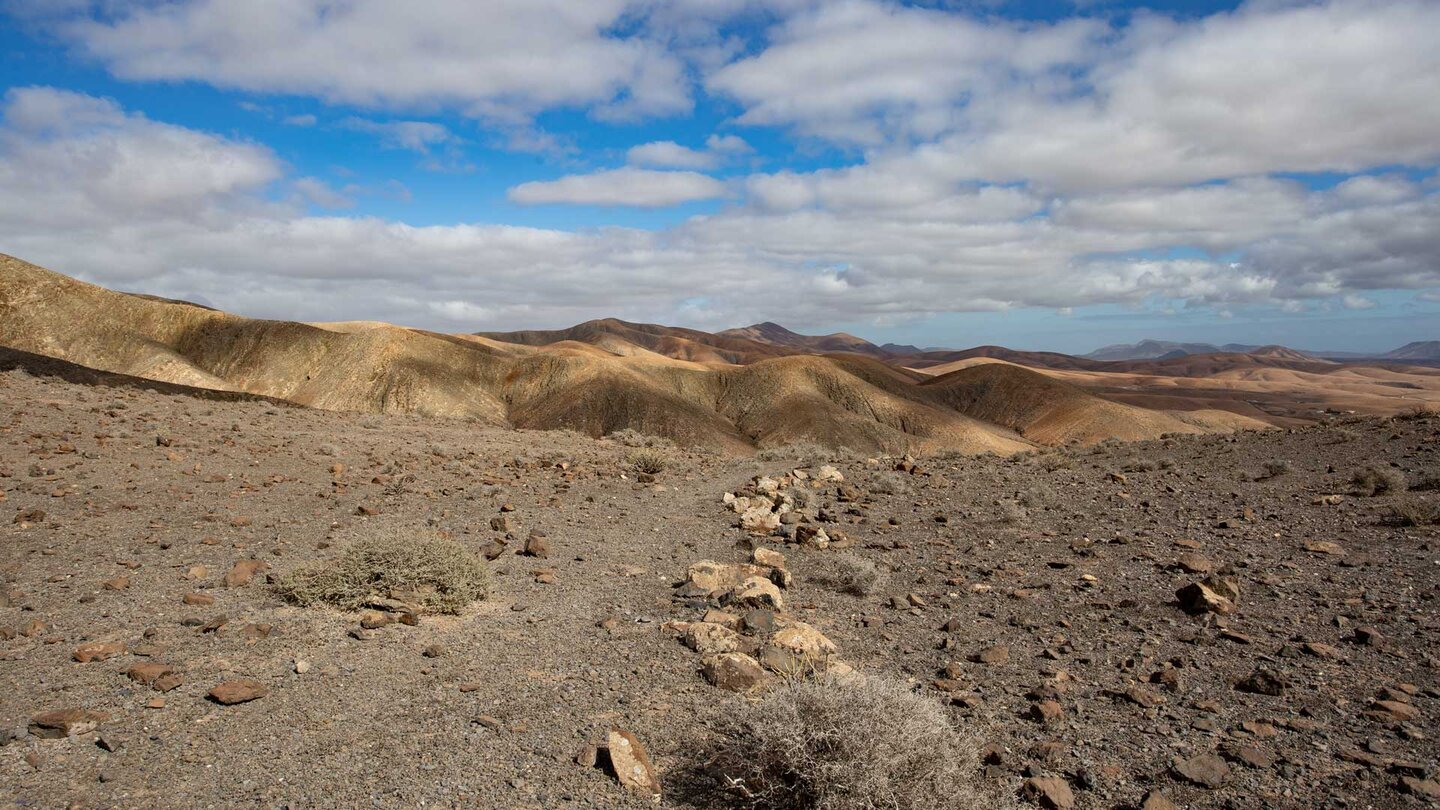 Blick über die erodierte Hügellandschaft entlang der Wanderung