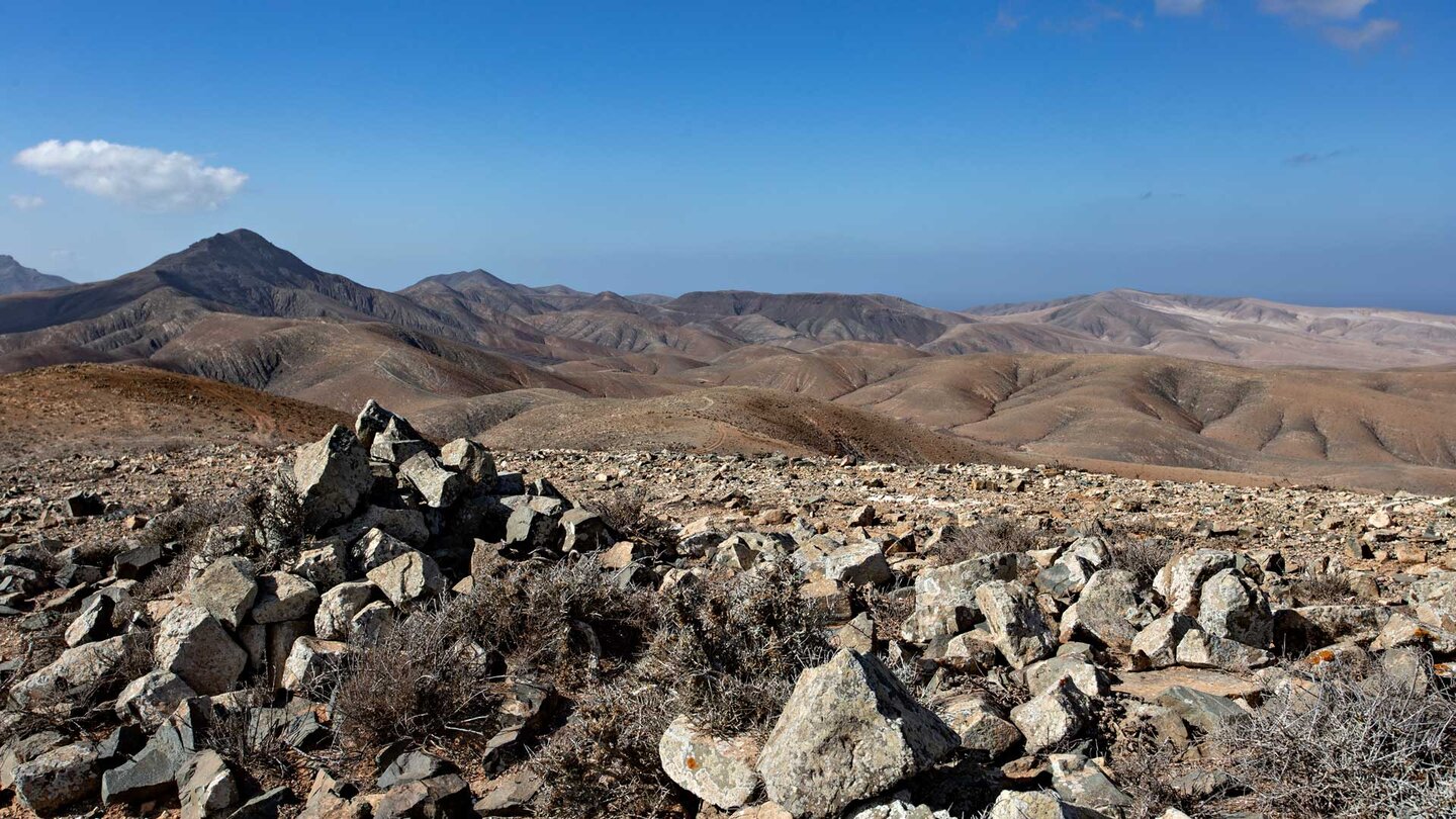 der Melindraga erhebt sich über die umliegende Berglandschaft