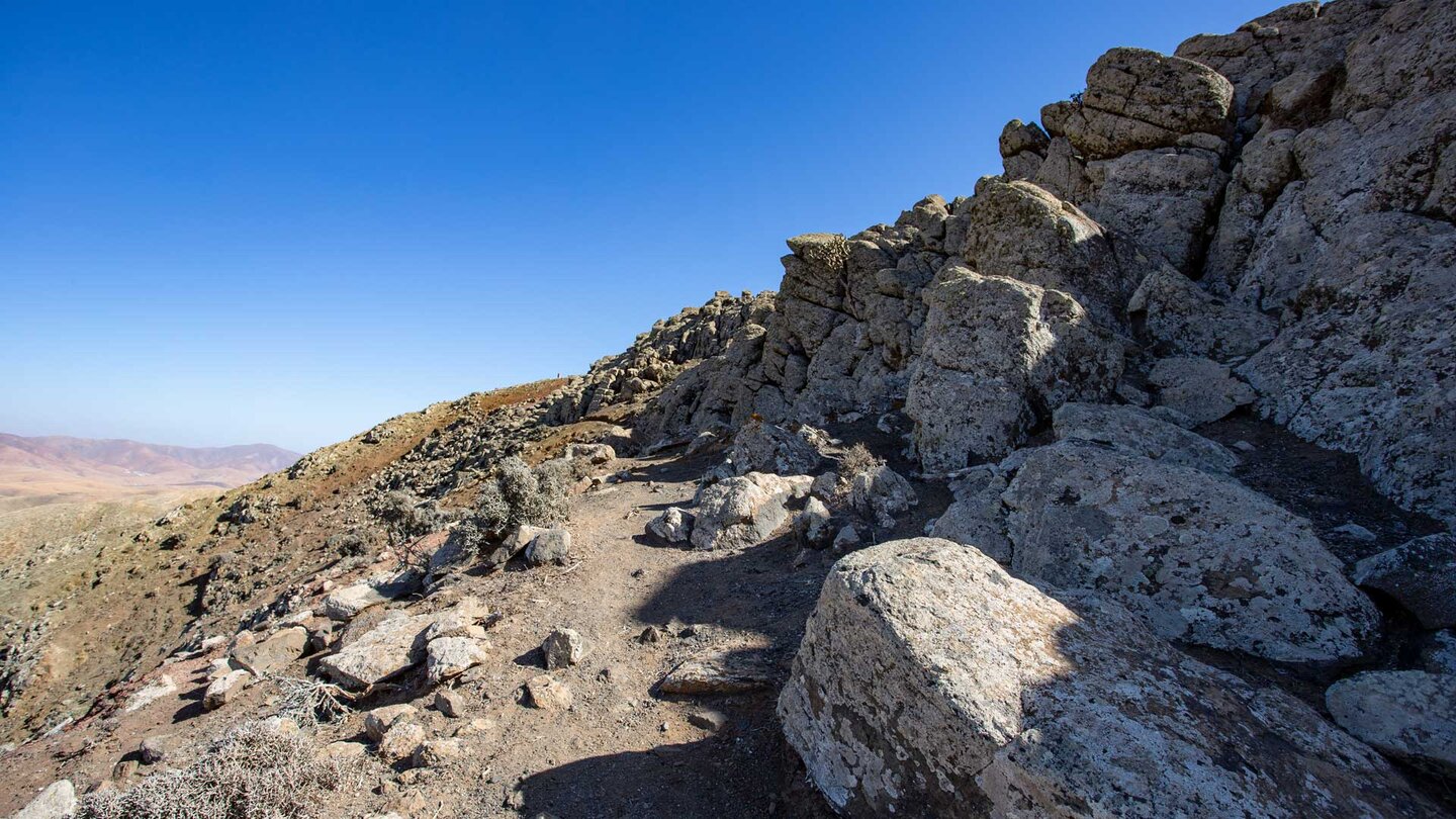 Wanderweg unterhalb der Felswände des Pasos