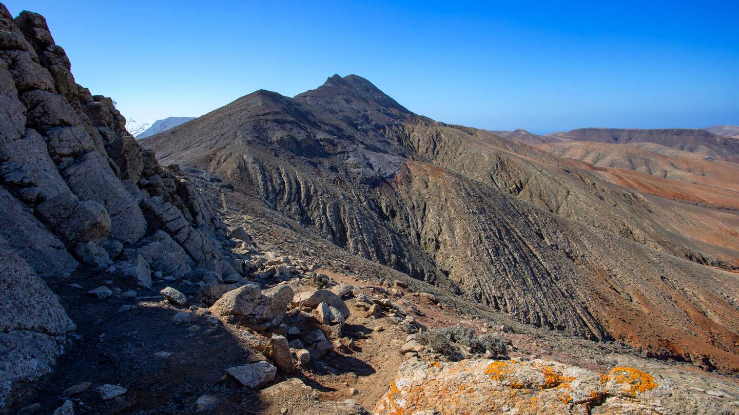 Wegabschnitt des GR 131 unterhalb der Felswände des Pasos