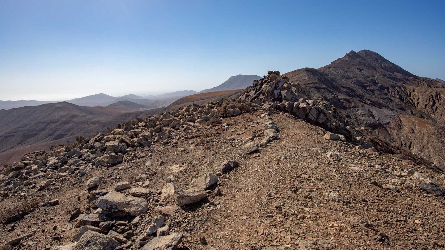 Wanderpfad auf dem Berggrat des Pasos mit Blick auf den Melindraga