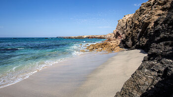 der Sandstrand Playa de los Ojos