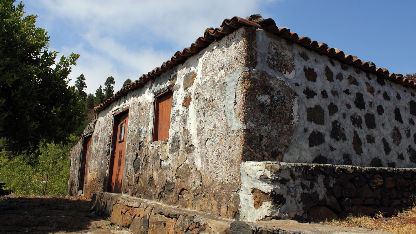 ein altes Bauernhaus am Mirador de Los Dragos auf La Palma