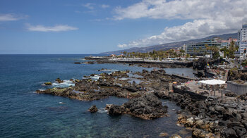 Blick von der Punta del Viento entlang der Küste zum Freibad Martiánez in Puerto de la Cruz