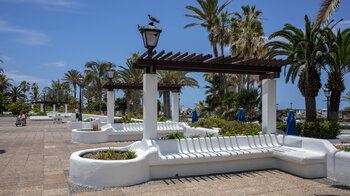 Sitzbänke entlang der Strandpromenade an der Avenida de Cristobal Colón in Puerto de la Cruz