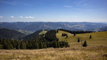 Panoramablick über die Berglandschaft des Hochschwarzwalds vom Belchen