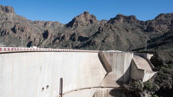 die Staumauer des Stausees Embalse de Soria