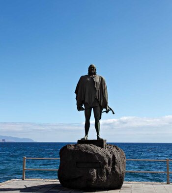 die Bronzestatue eines von neun Guanchen-Häuptlingen in Candelaria auf Teneriffa