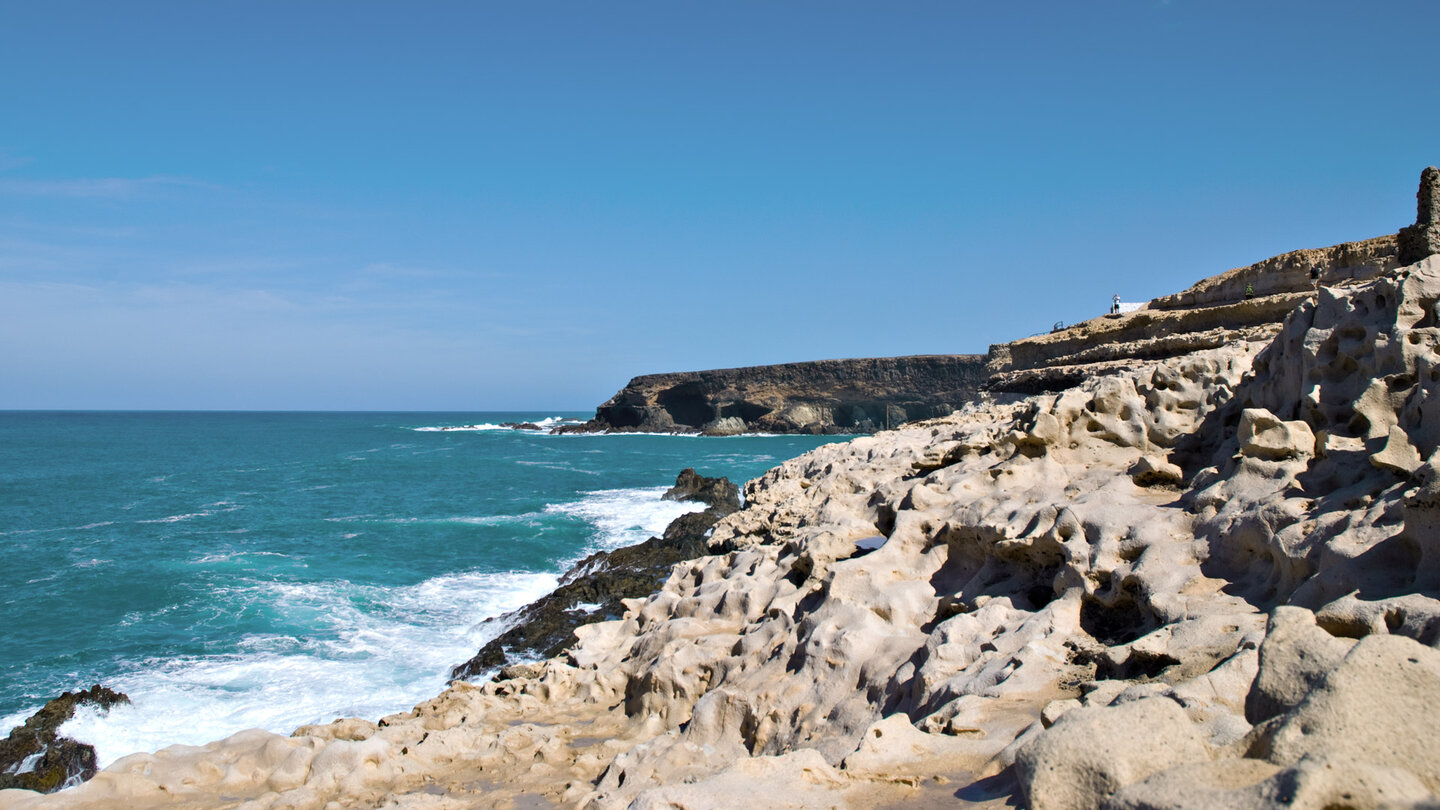 unterschiedliche Gesteine beim Blick entlang der Küste am Monumento Natural de Ajuy auf Fuerteventura