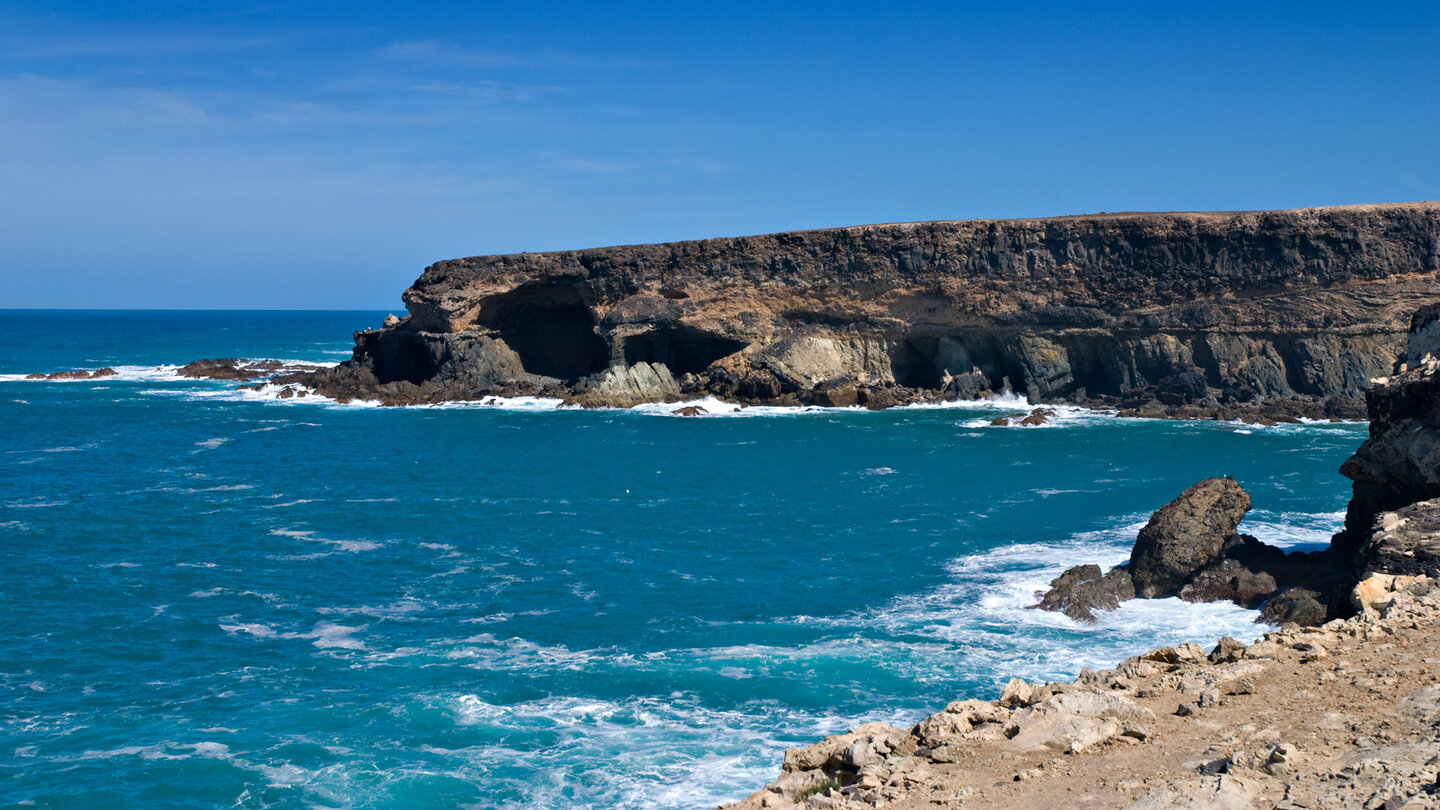 die Steilküste des Naturdenkmals von Ajuy auf Fuerteventura mit erodierten Höhlungen