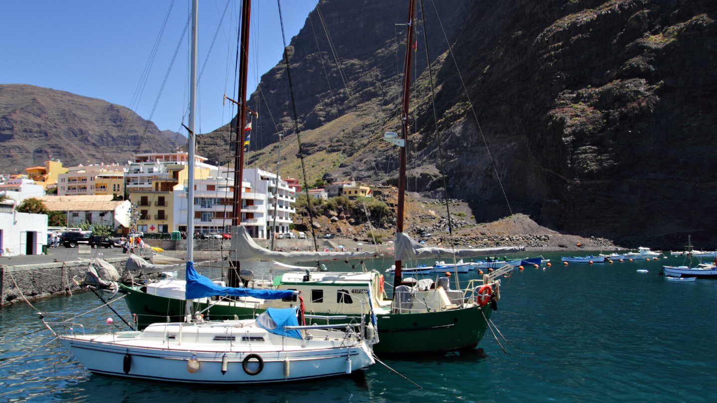 Boote ankern am Hafen von Vueltas auf La Gomera