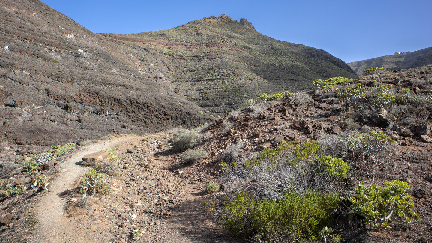 Wanderroute zwischen steil abfallenden Bergflanken im Famara-Massiv