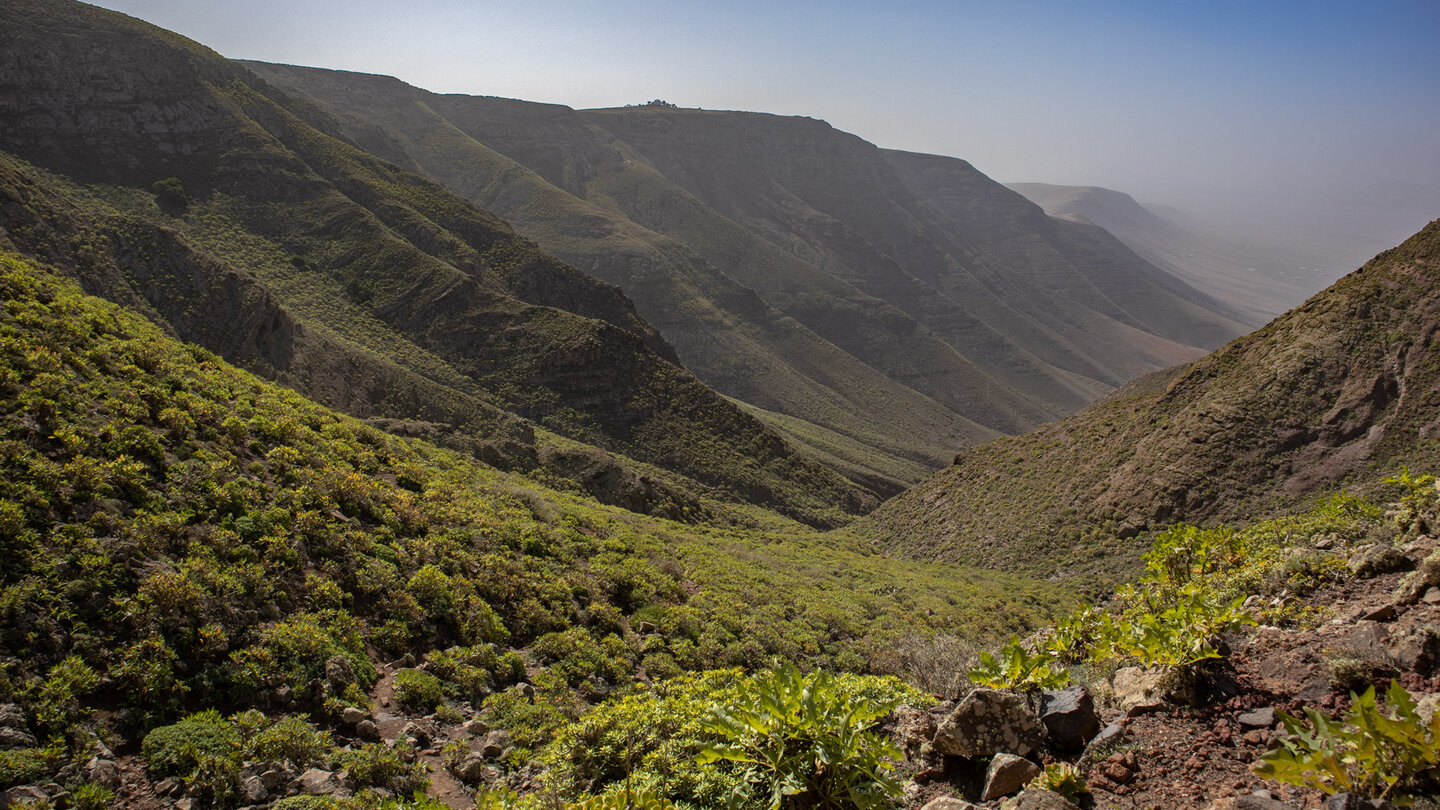 Ausblick entlang der Bergflanken des Famara-Massivs über die Schlucht Barranco de la Poceta