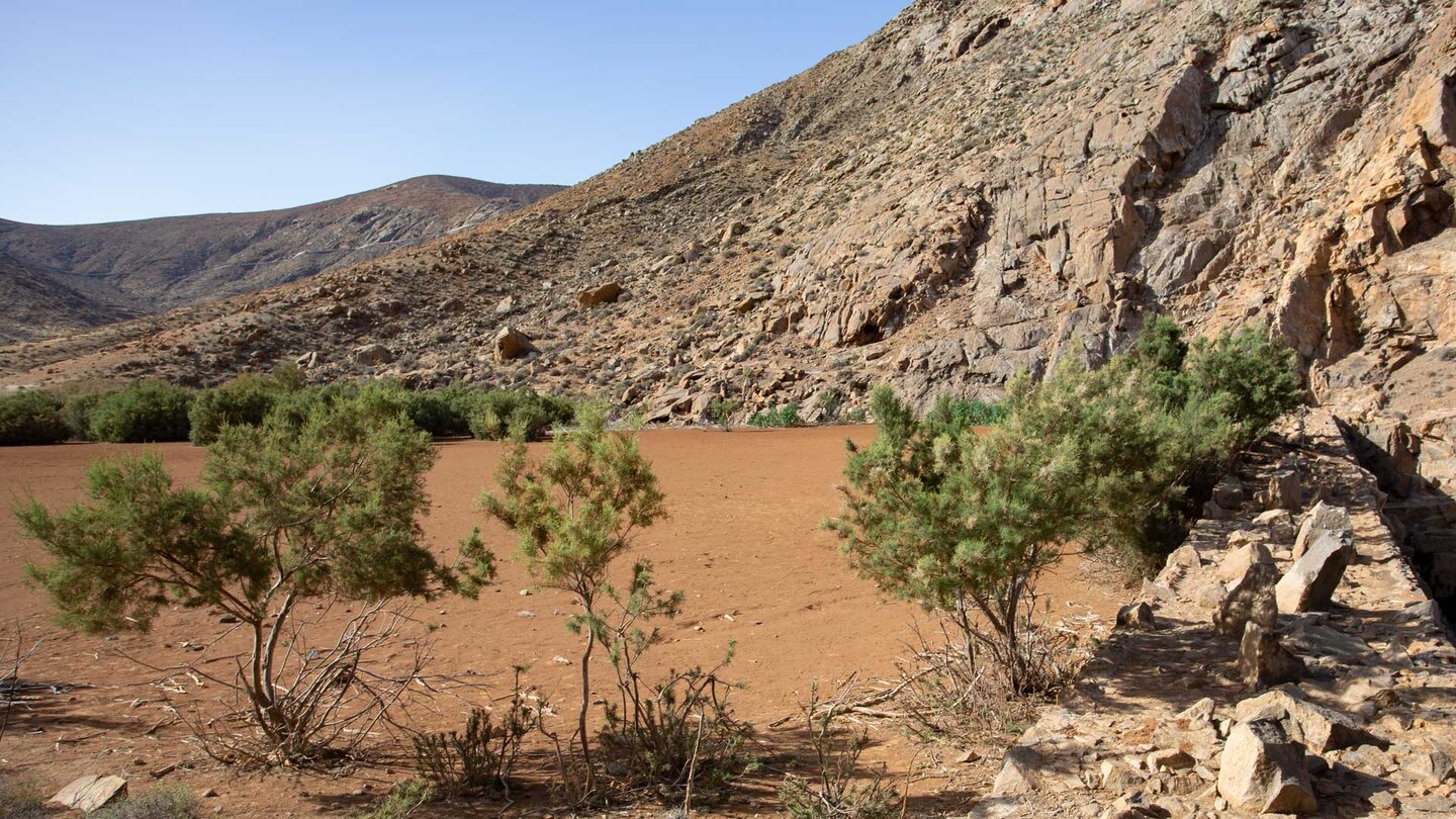 Blick entlang der Staumauer des verlandeten Stausees zum Risco de las Peñas