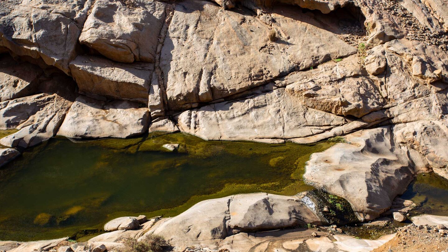 das Wasser fließt in Stufen durch die Schlucht