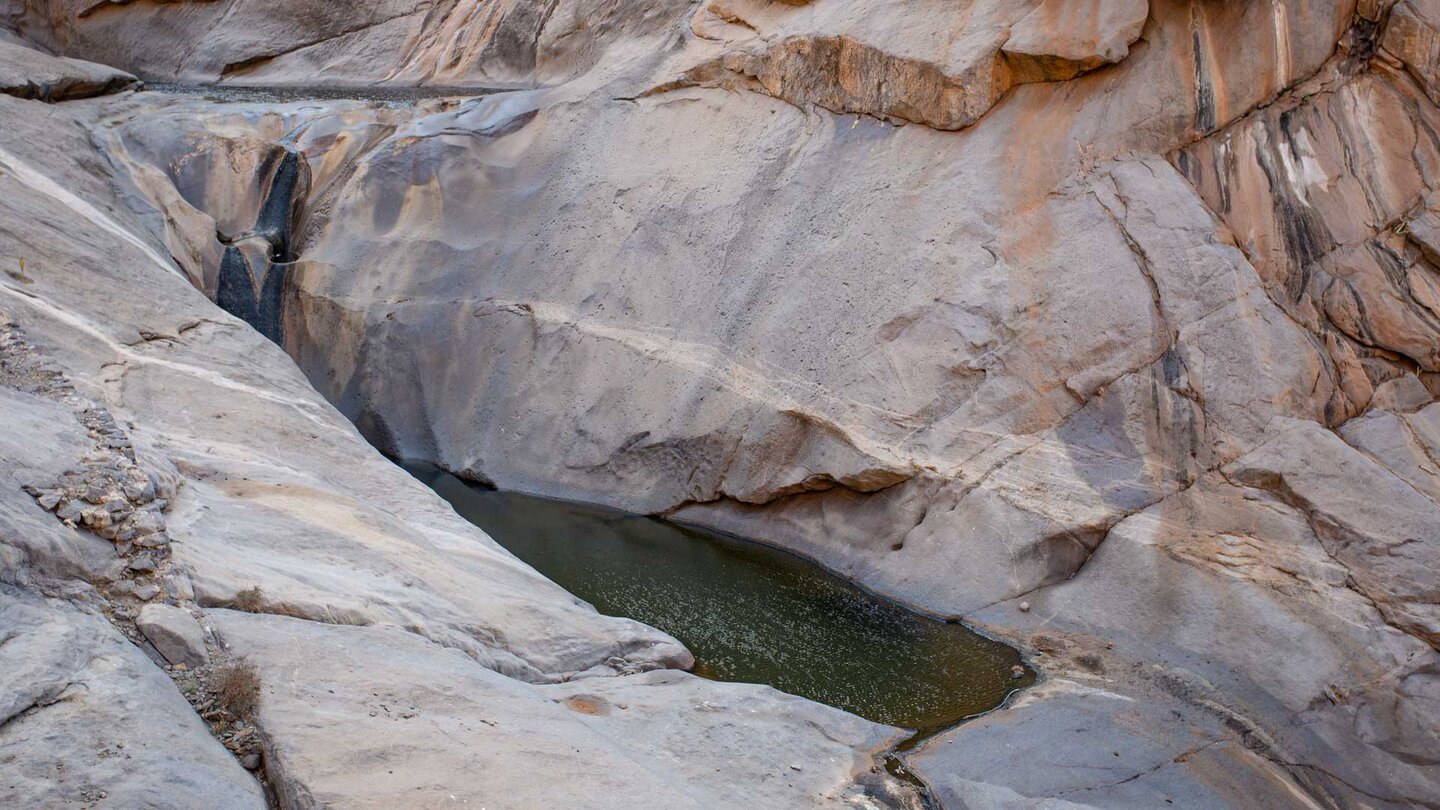 tief eingeschnittenes Wasserbecken im Barranco