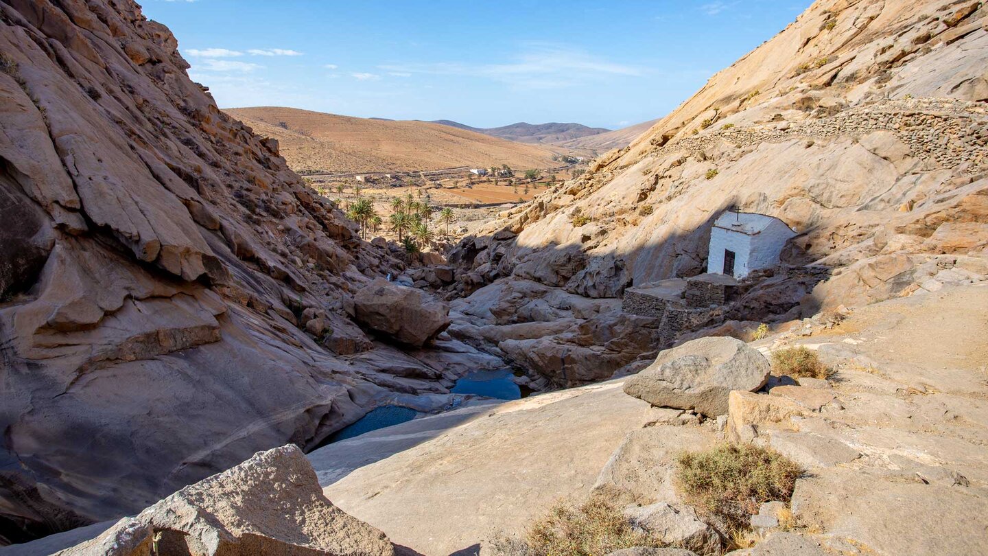 die Ermita de Nuestra Señora de la Peña schmiegt sich oberhalb der Schlucht an den Fels