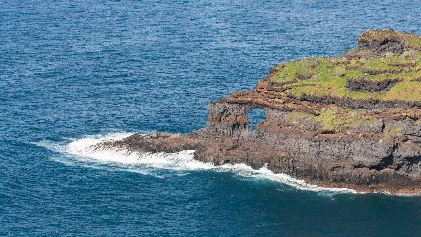 die kleine Felsinsel Roque de Las Tabaidas im Blick vom Mirador Puerto de Garafía auf La Palma